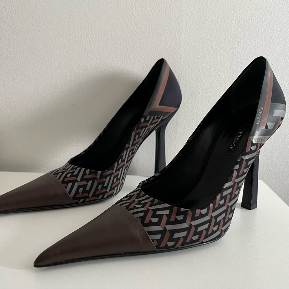 Versace La Greca Signature Pumps